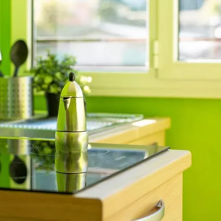Joivy Vibrant Studio Near Train Station Apartment *