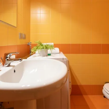 Apartment Joivy Vibrant Studio Near Train Station Como