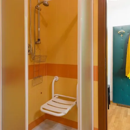 Apartment Joivy Vibrant Studio Near Train Station Como