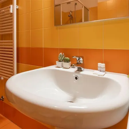 Joivy Vibrant Studio Near Train Station Apartment *